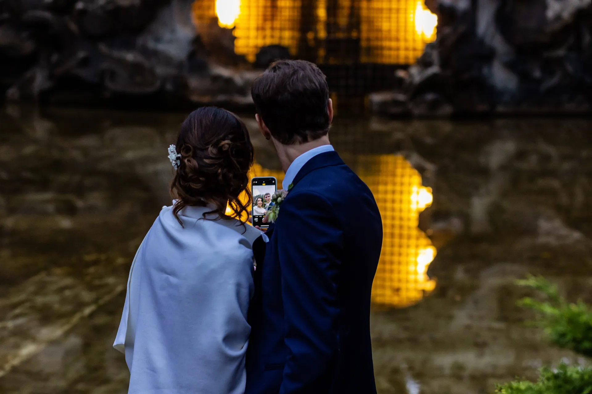 Sposi si fanno un selfie alla fontana del Valentino al tramonto, matrimonio Torino