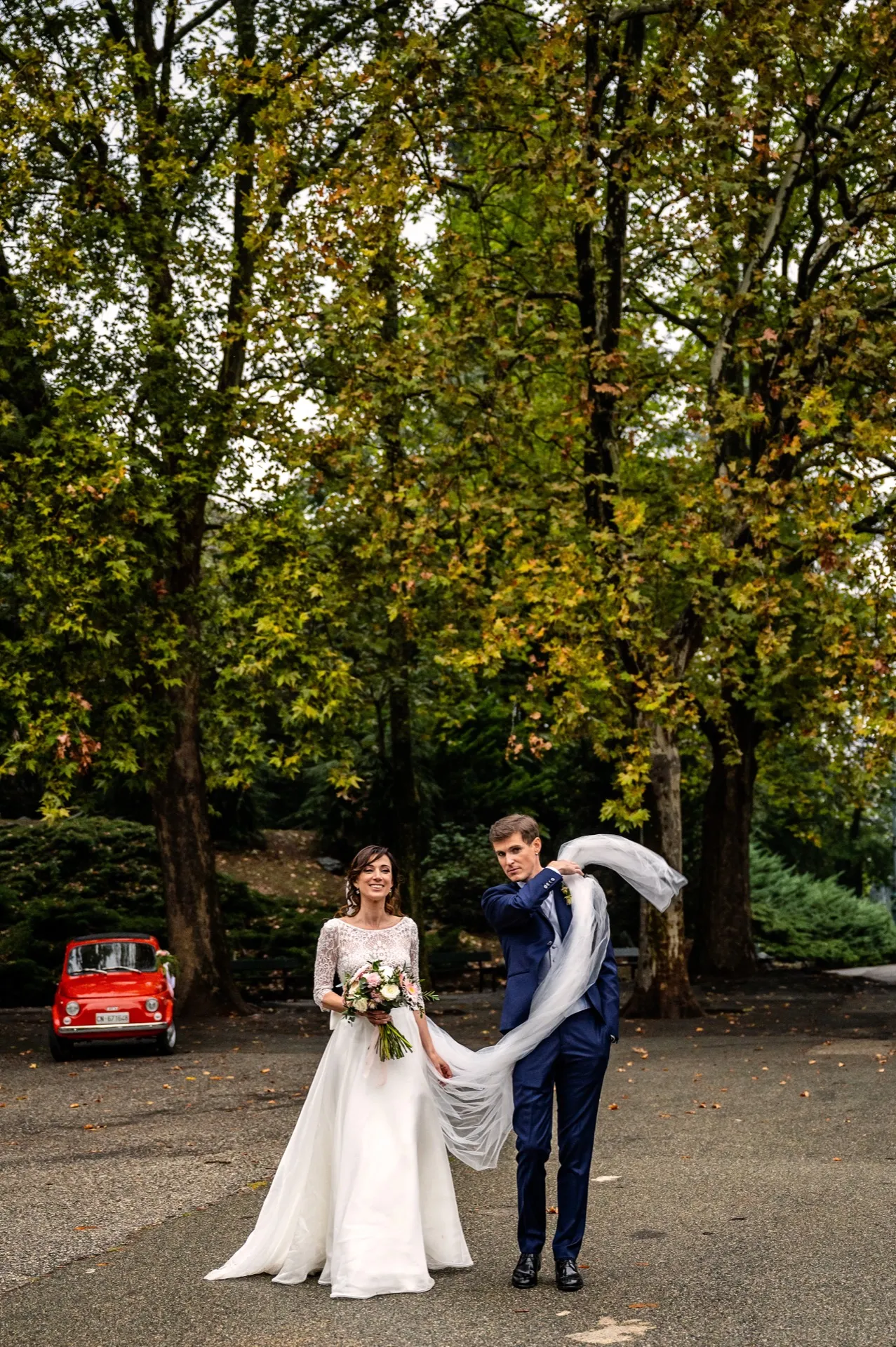 Sposi al Parco del Valentino con gioco del velo in autunno, matrimonio Torino