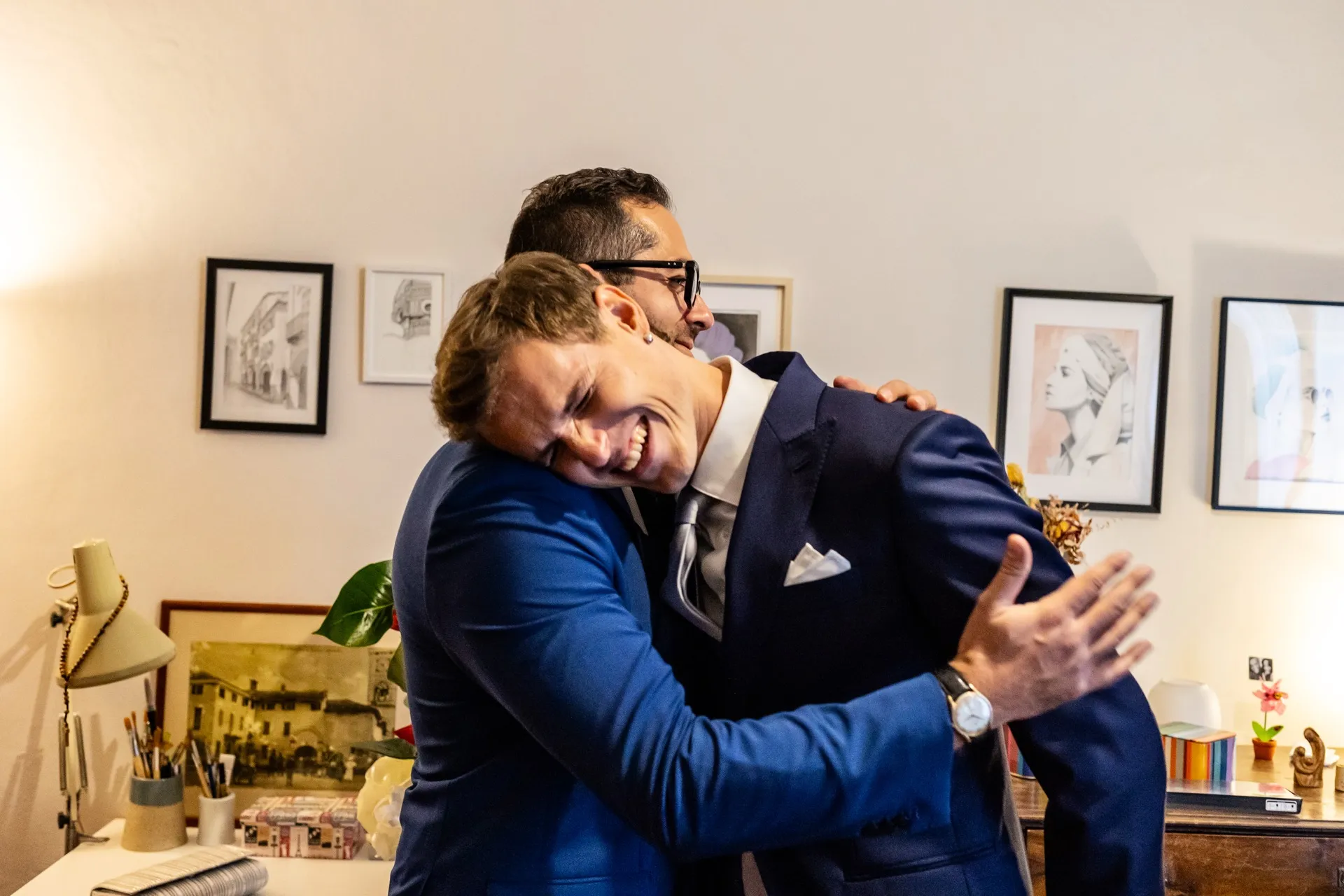 Abbraccio emozionato dello sposo nei preparativi, matrimonio Torino