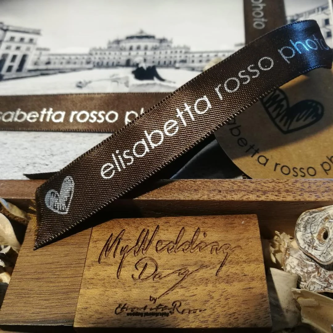 Box di consegna delle fotografie digitali di matrimonio, chiavetta USB in legno incisa My Wedding Day e nastro personalizzato, realizzati a mano da Elisabetta Rosso