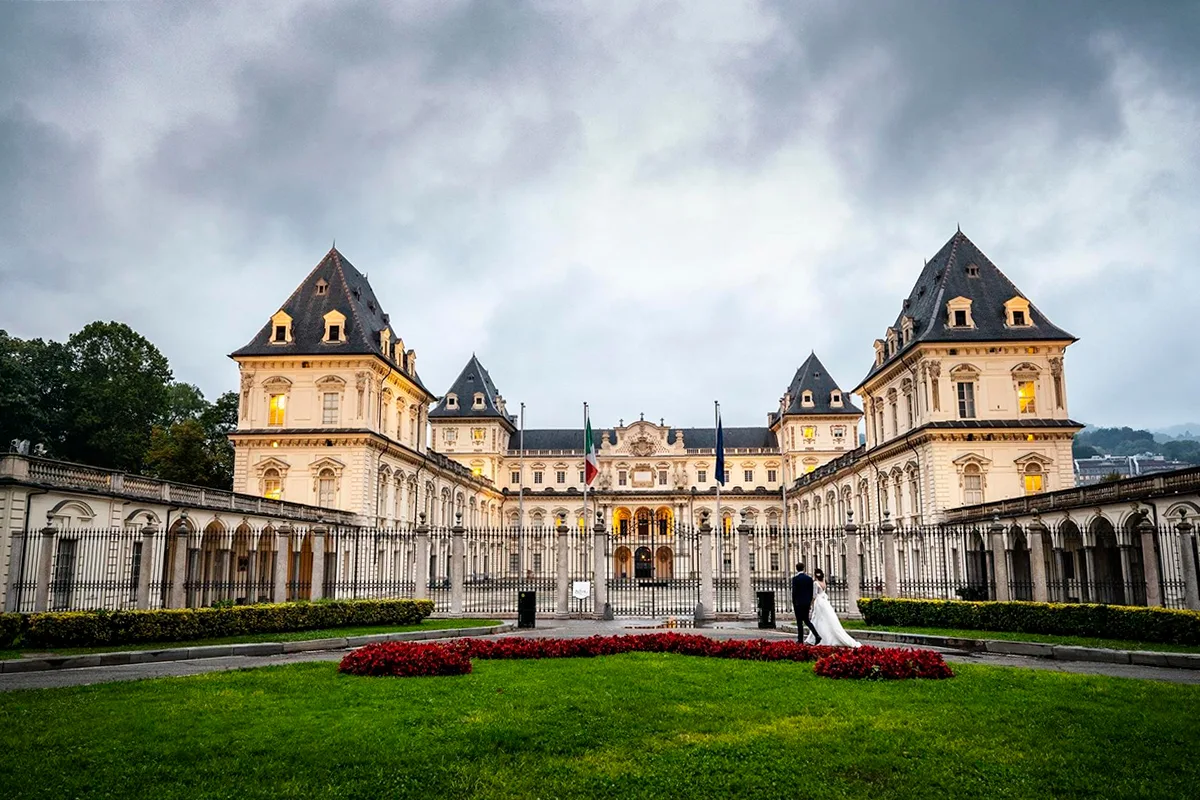 Sposi davanti al Castello del Valentino a Torino, una delle location più iconiche della città