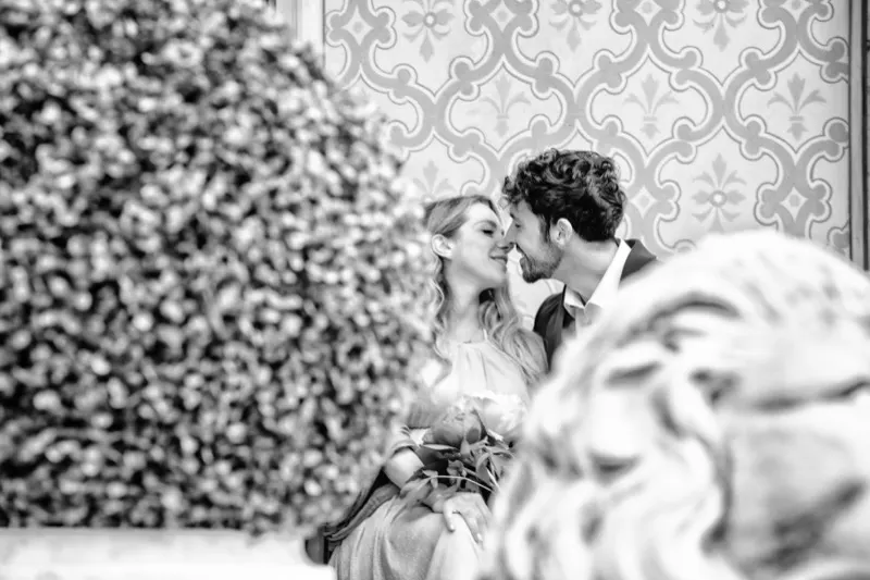 Ritratto intimo degli sposi con bouquet, matrimonio a Torino, fotografia in bianco e nero