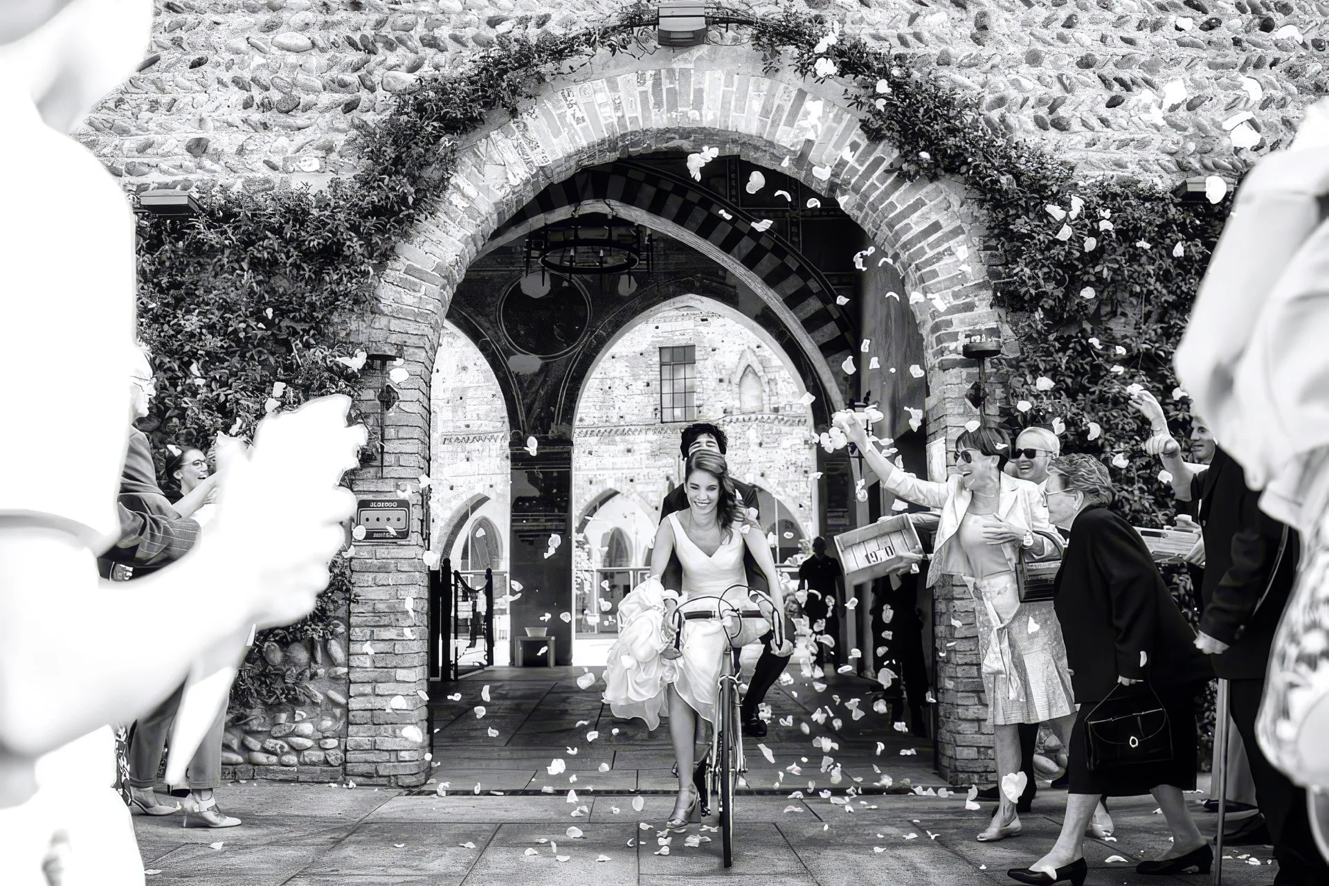 Sposi in bicicletta dopo la cerimonia, matrimonio a Torino in stile reportage