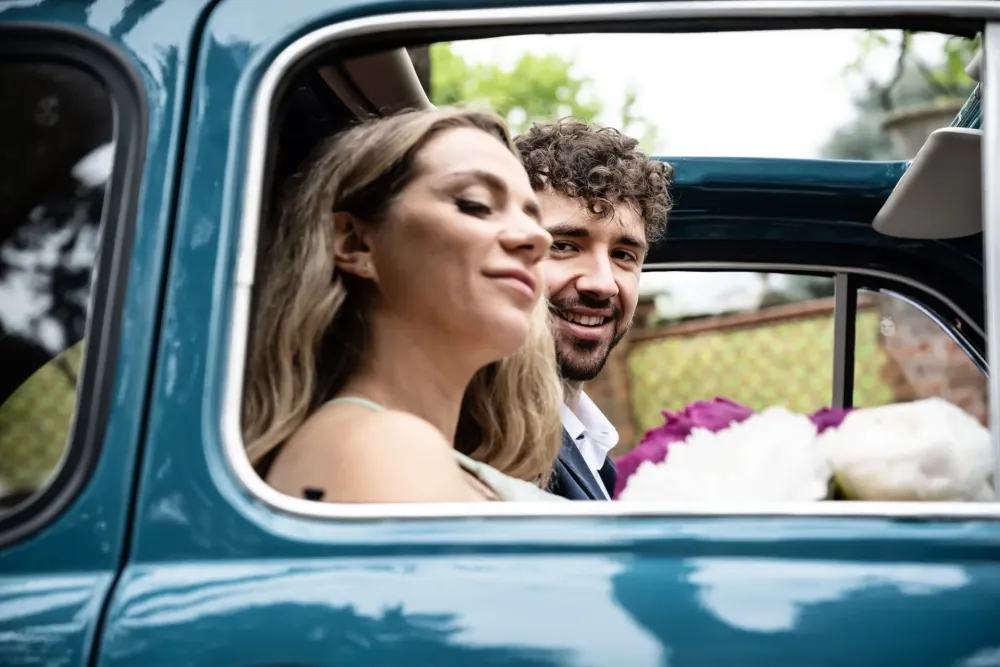Sposi in auto d'epoca, matrimonio a Torino fotografato da Elisabetta Rosso