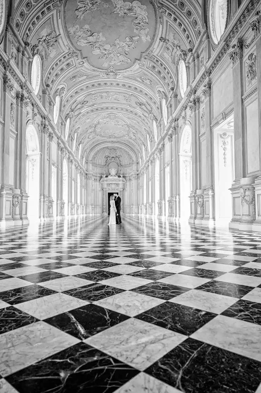 Ritratto coppia nel salone della Reggia di Venaria