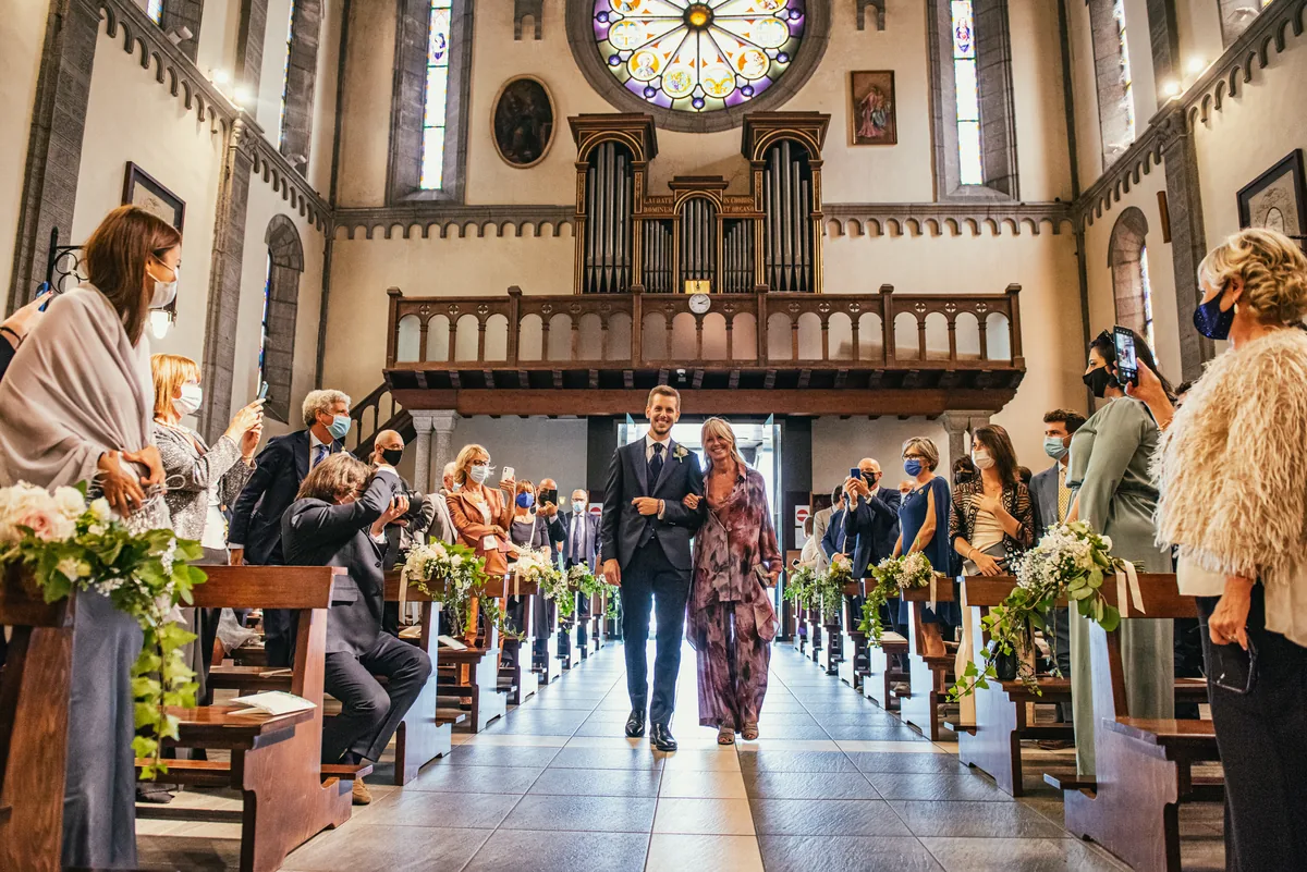 Ingresso dello sposo in chiesa per il matrimonio sul Lago di Como