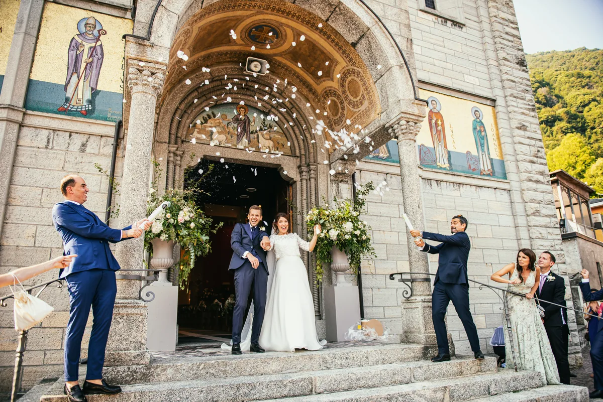 Uscita degli sposi dalla chiesa tra il lancio del riso, matrimonio sul Lago di Como