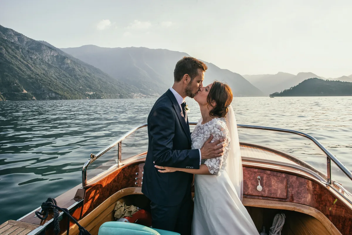 Bacio degli sposi sulla terrazza con vista sul Lago di Como