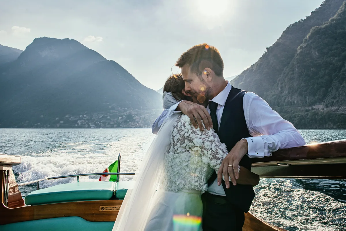 Gli sposi in barca sul Lago di Como dopo il matrimonio a Villa del Balbianello