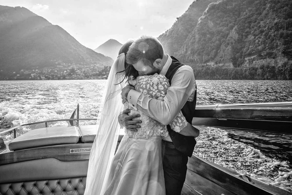 Sposi in barca sul Lago di Como al tramonto