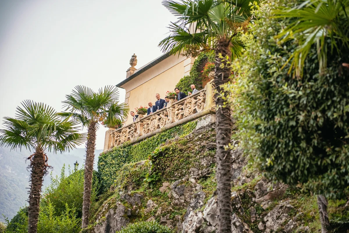 Gli sposi sulla scalinata di Villa del Balbianello con vista sul Lago di Como