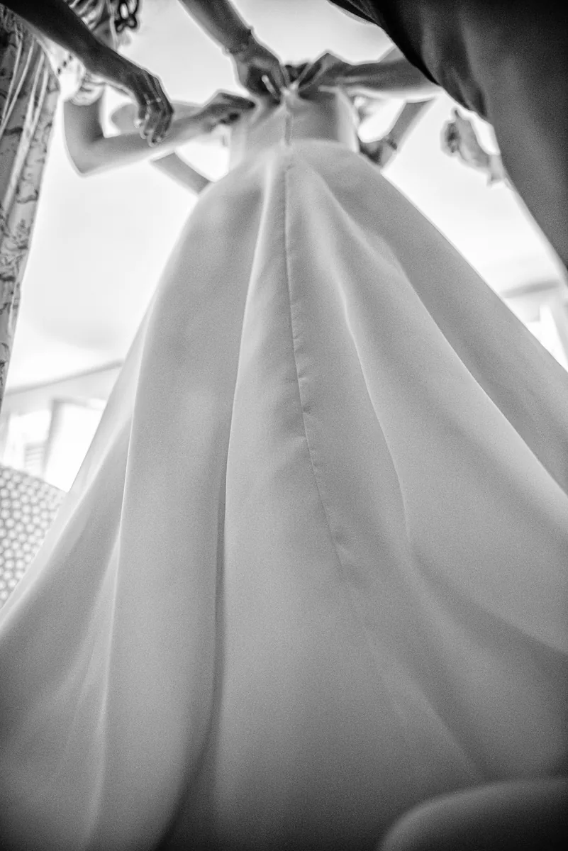 Dettaglio dell'abito da sposa in bianco e nero, Villa del Balbianello