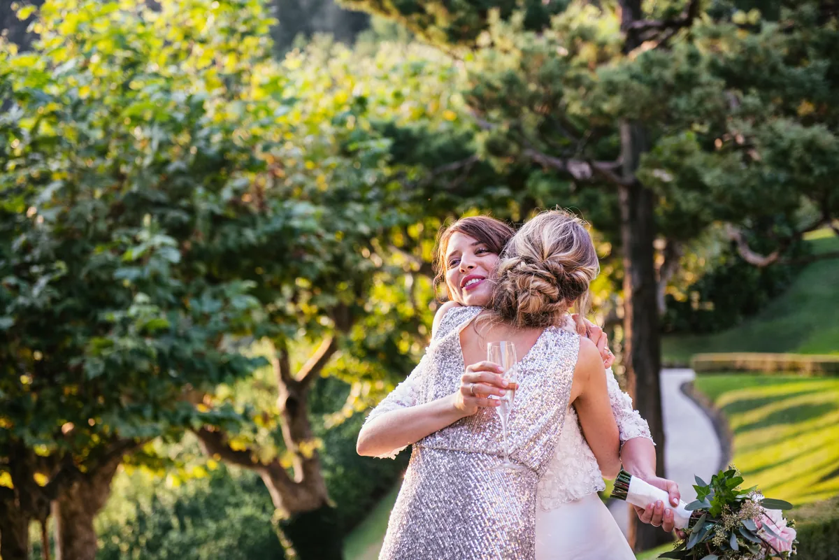 Bacio degli sposi tra i fiori del giardino di Villa del Balbianello