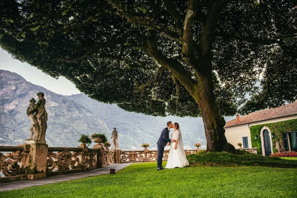 Bacio degli sposi nel giardino di Villa Balbianello, fotografo matrimonio Como