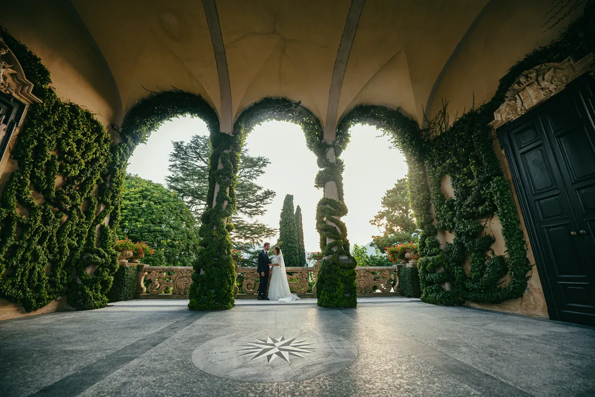 La loggia ad archi di Villa del Balbianello affacciata sul Lago di Como