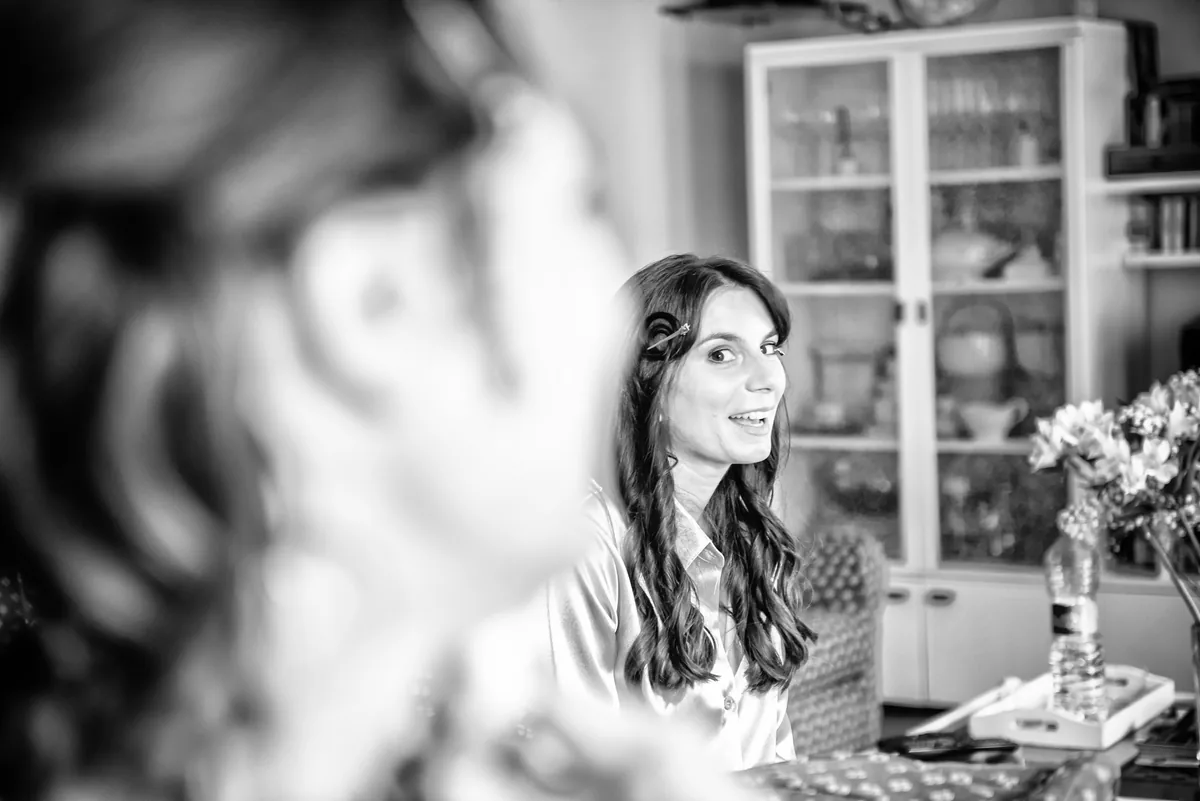Preparativi della sposa in bianco e nero prima del matrimonio sul Lago di Como