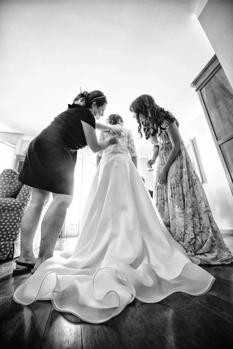 Preparazione della sposa a Villa Balbianello, luce dalla finestra sul lago