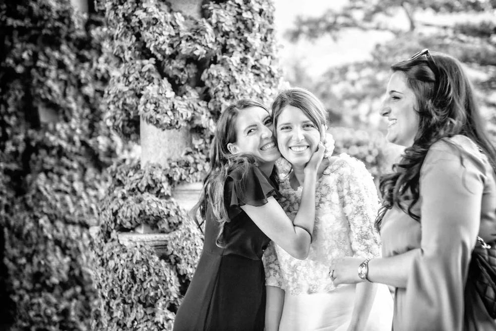 Sorella della sposa commossa durante la cerimonia a Villa Balbianello