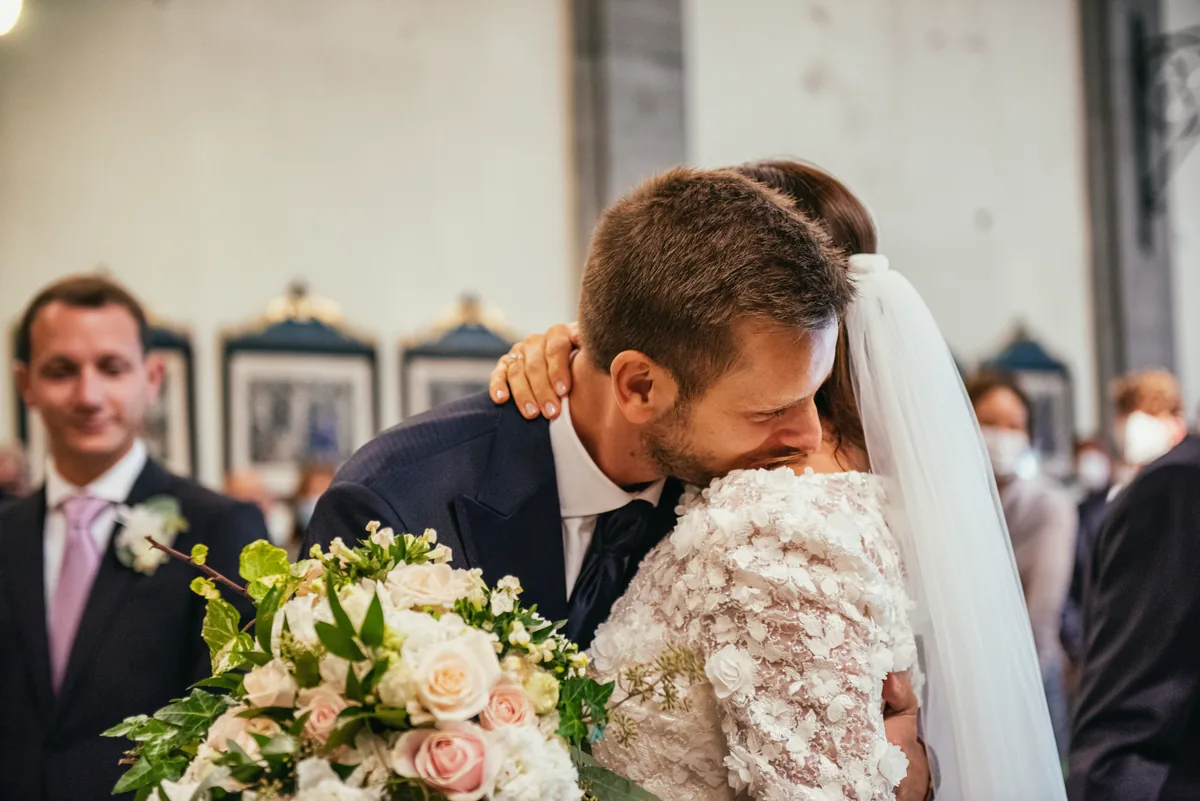 Gli sposi con il bouquet nel giardino di Villa del Balbianello