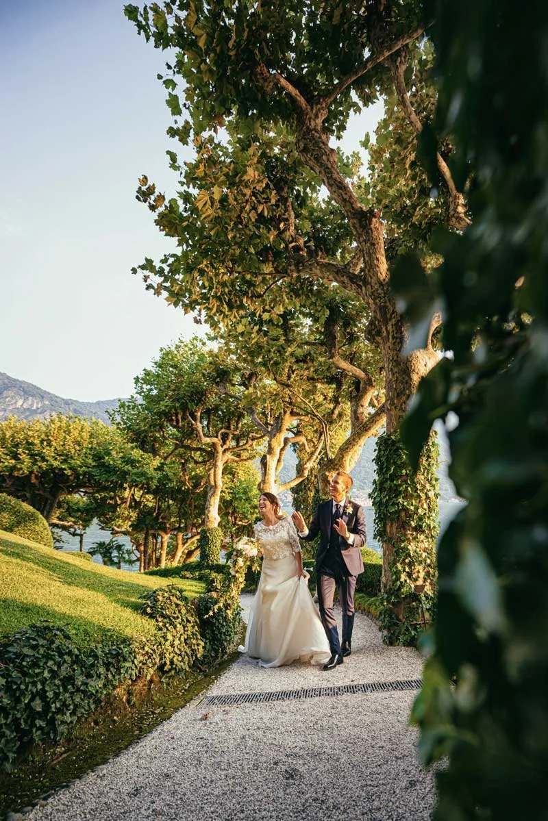 Sposi all'ingresso di Villa Balbianello, matrimonio sul Lago di Como
