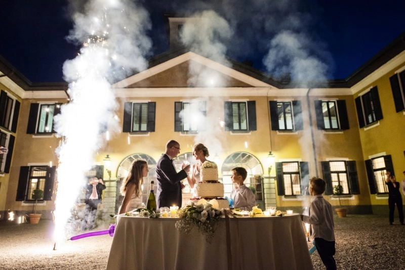 Taglio della torta notturno tra lanterne e fontane luminose, Villa Caproni