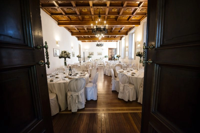 Allestimento tavoli per il ricevimento a Villa Caproni
