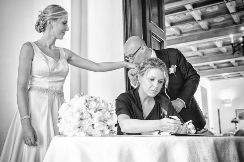 Bacio della mano durante la cerimonia a Villa Caproni