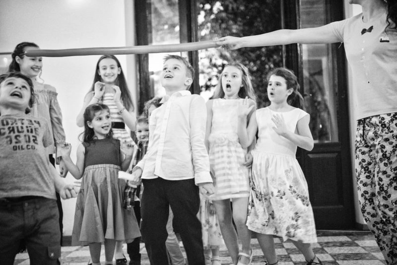 Ballo con i bambini durante la festa a Villa Caproni