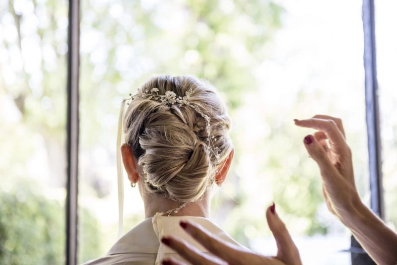 Capelli della sposa durante i preparativi, Villa Caproni