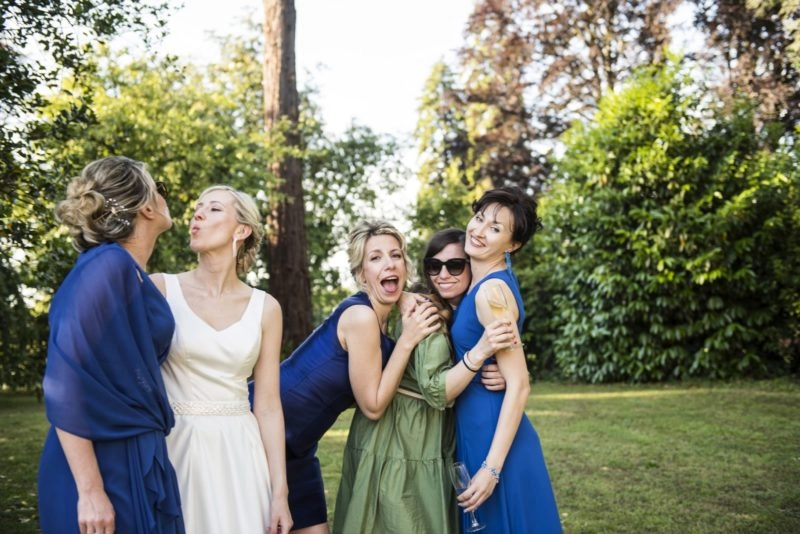 Ritratti spontanei delle amiche alla festa, Villa Caproni