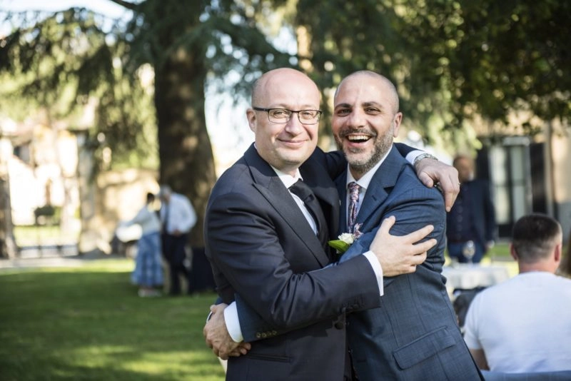 Sposo con il testimone a Villa Caproni