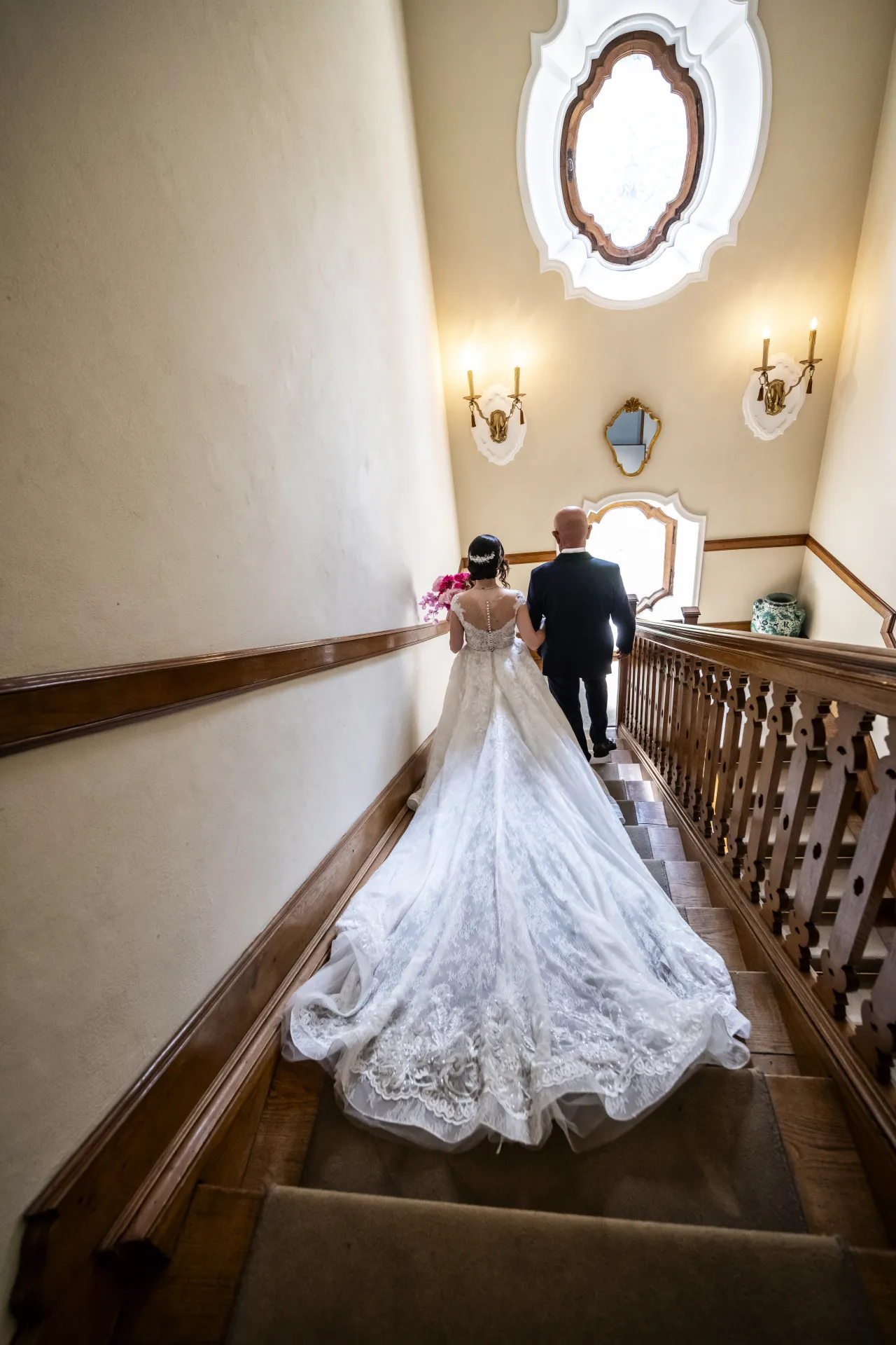 Cerimonia all'aperto sotto struttura floreale — matrimonio Villa Frua Stresa
