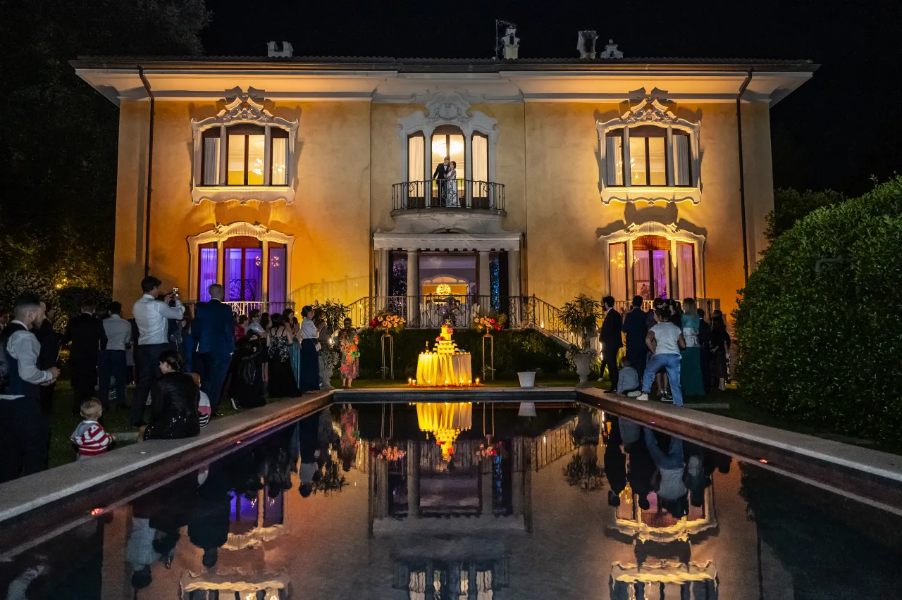Facciata di Villa Frua illuminata di sera — matrimonio Stresa Lago Maggiore