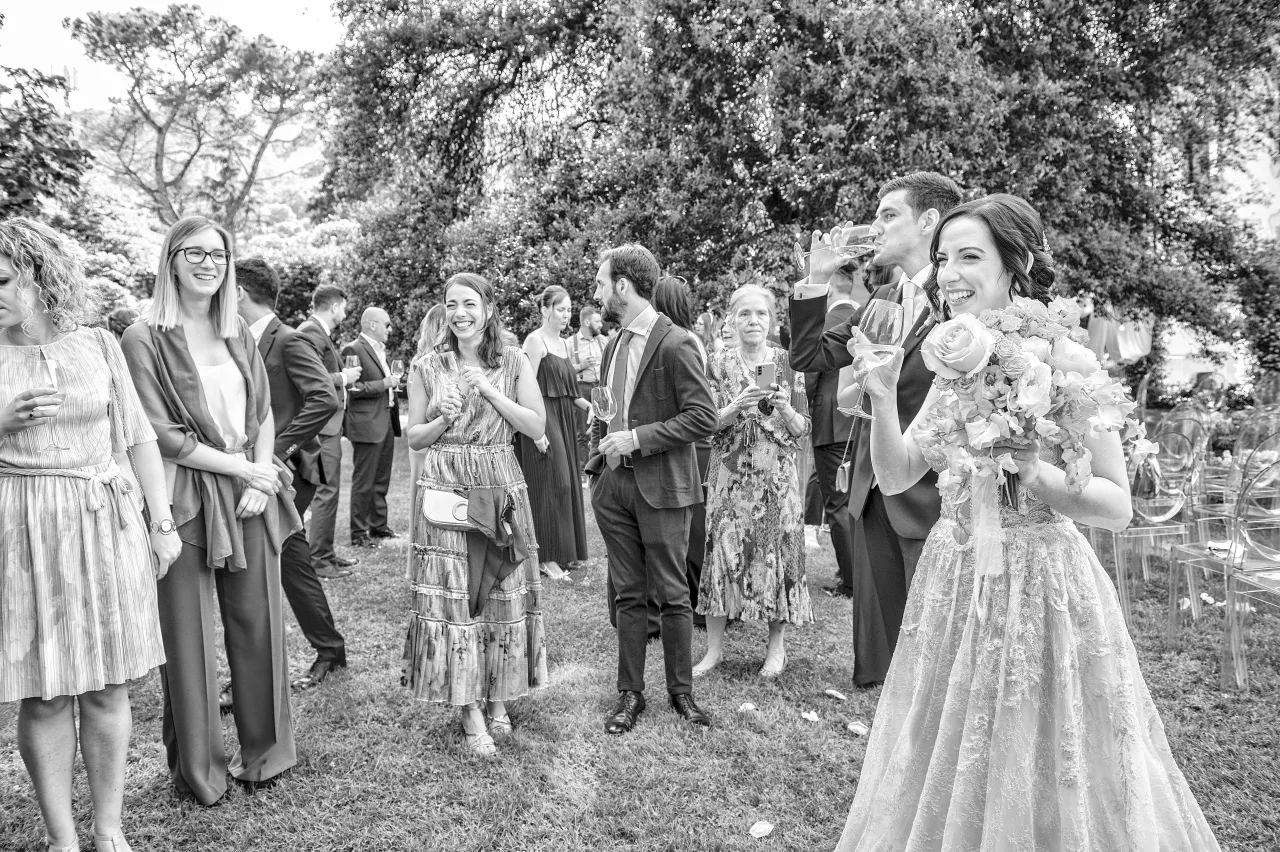 Festa e balli invitati — matrimonio Villa Frua (bianco e nero)