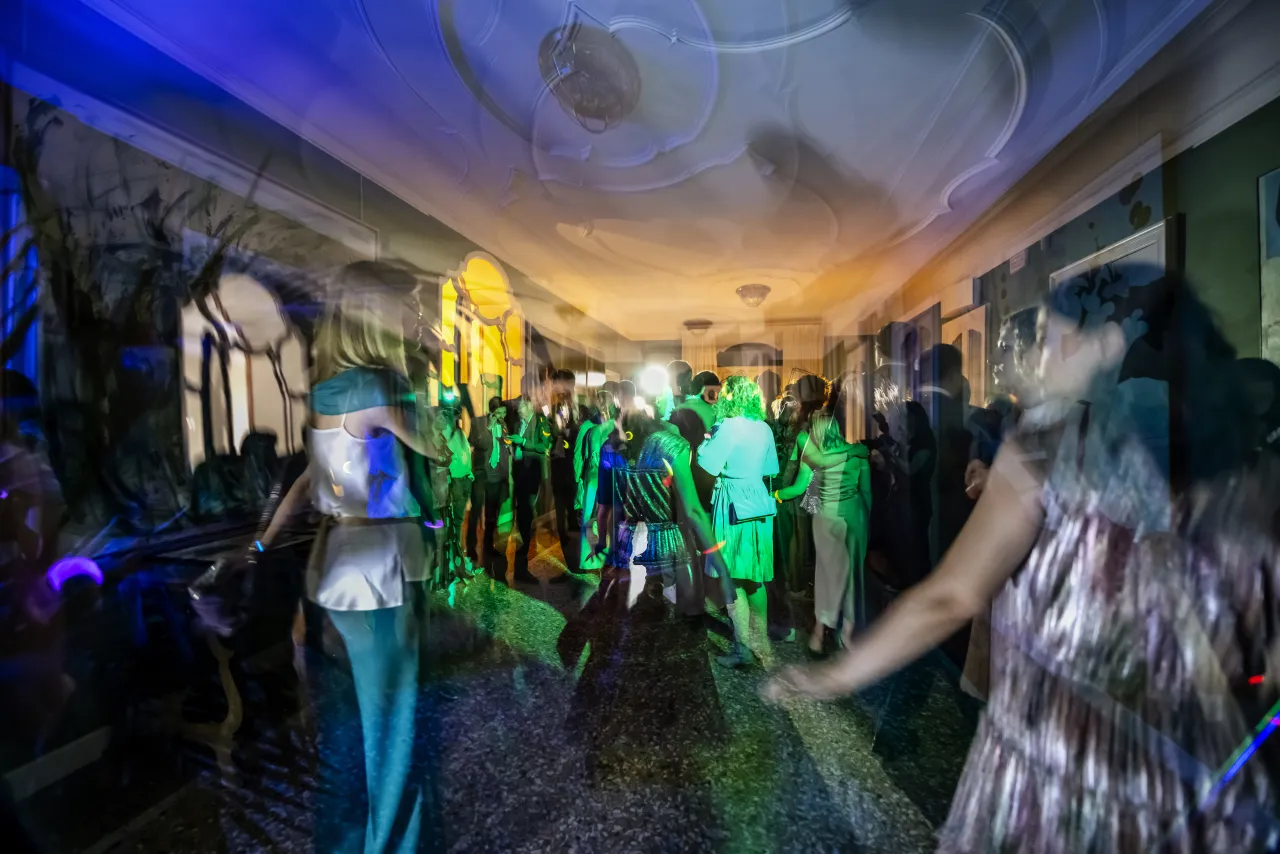 Festa serale con luci colorate — ricevimento Villa Frua