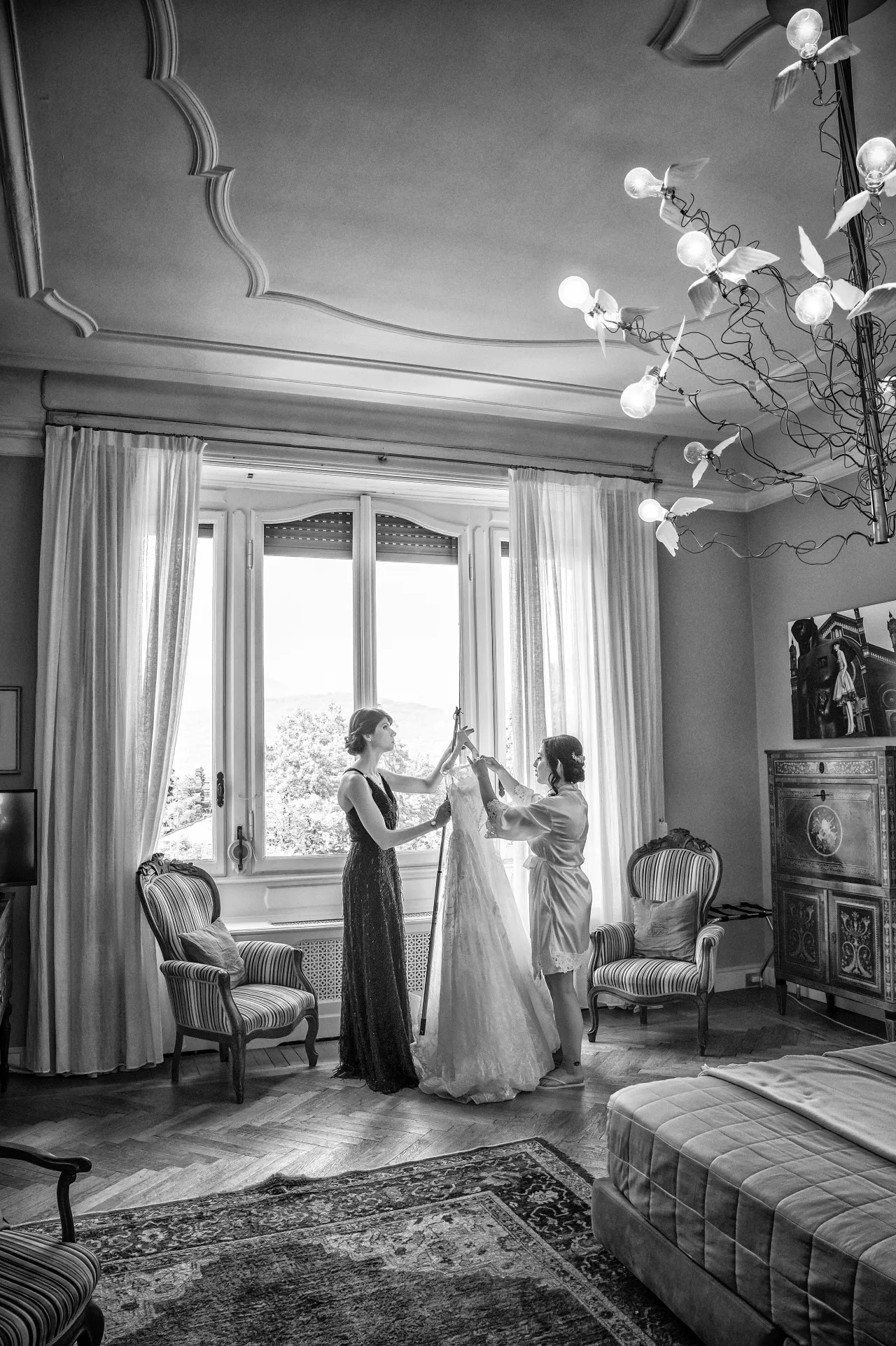 Preparativi della sposa nell'interno storico di Villa Frua — bianco e nero