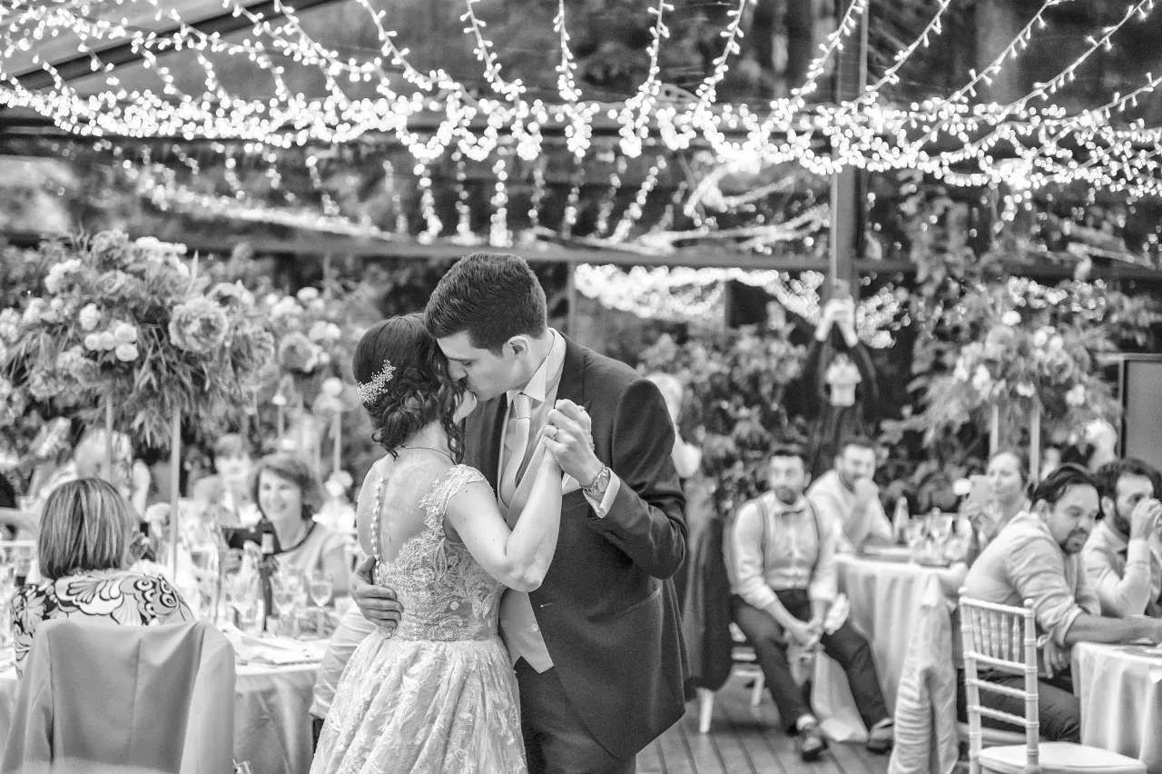 Sparklers uscita sposi — matrimonio Villa Frua (bianco e nero)