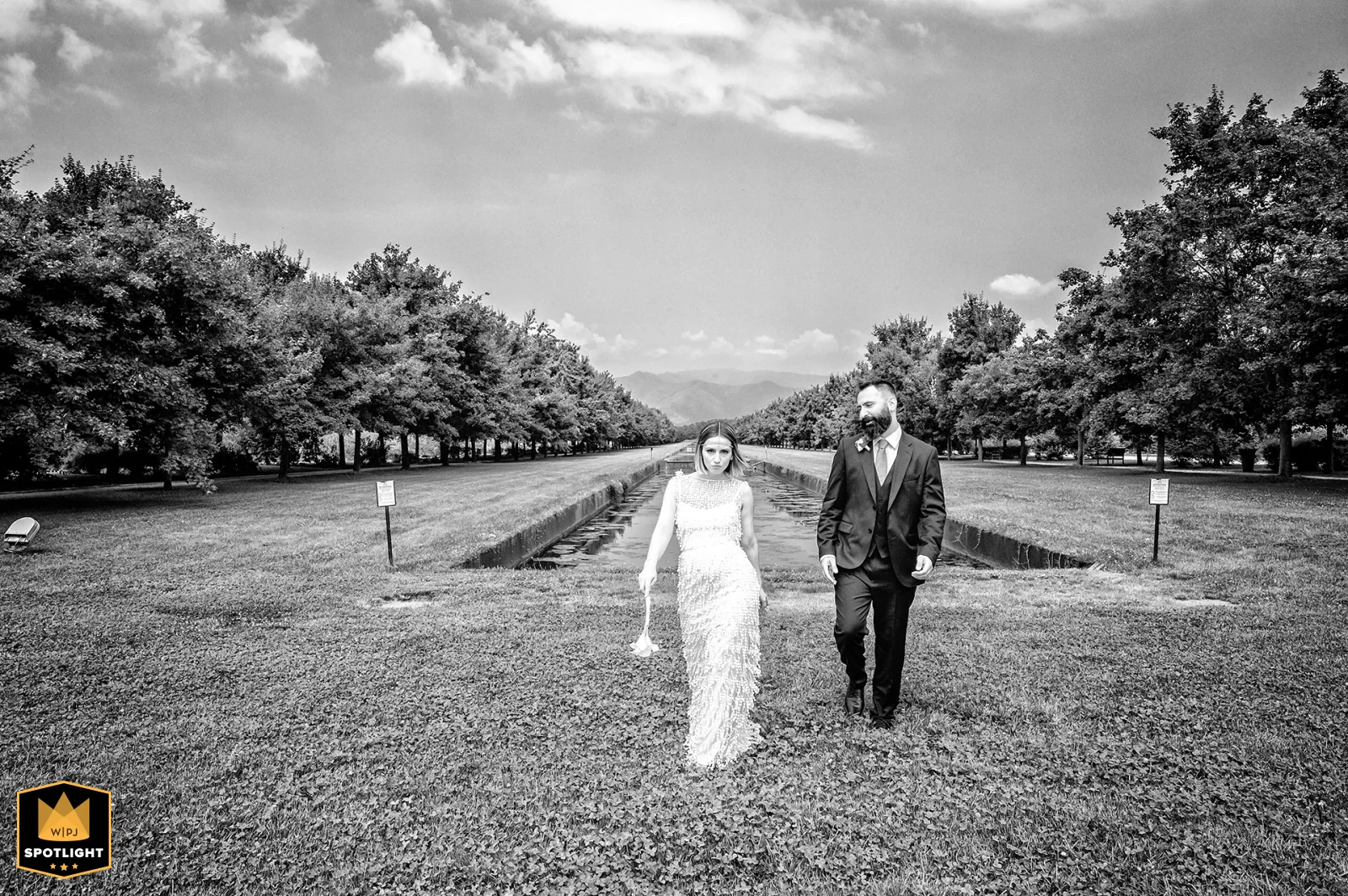 Elisabetta Rosso fotografa, WPJA Spotlight 2026: sposi a passeggio lungo il canale dei giardini, Reggia di Venaria (bianco e nero)