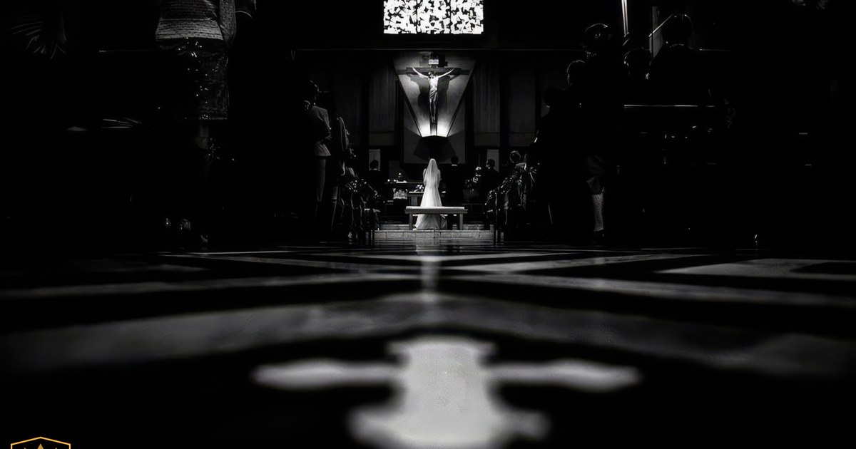 Elisabetta Rosso fotografa, nella pagina WPJA Top 9 Piedmont Wedding Photographers 2026: sposa all'altare e croce di luce, Torino