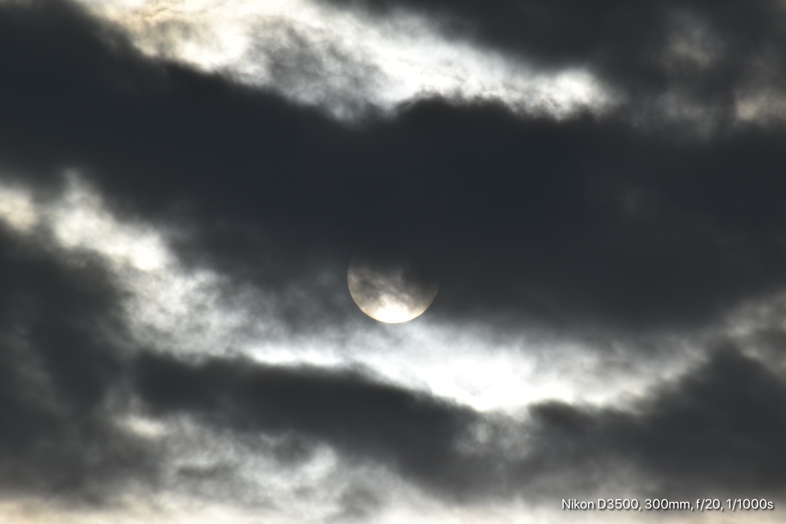Lettura fotografica luna durante la quarantena
