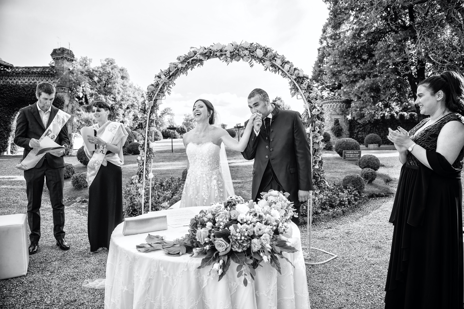 elisabetta-rosso-wedding-castello-di-marna-bacia-mano-sposo-sposa