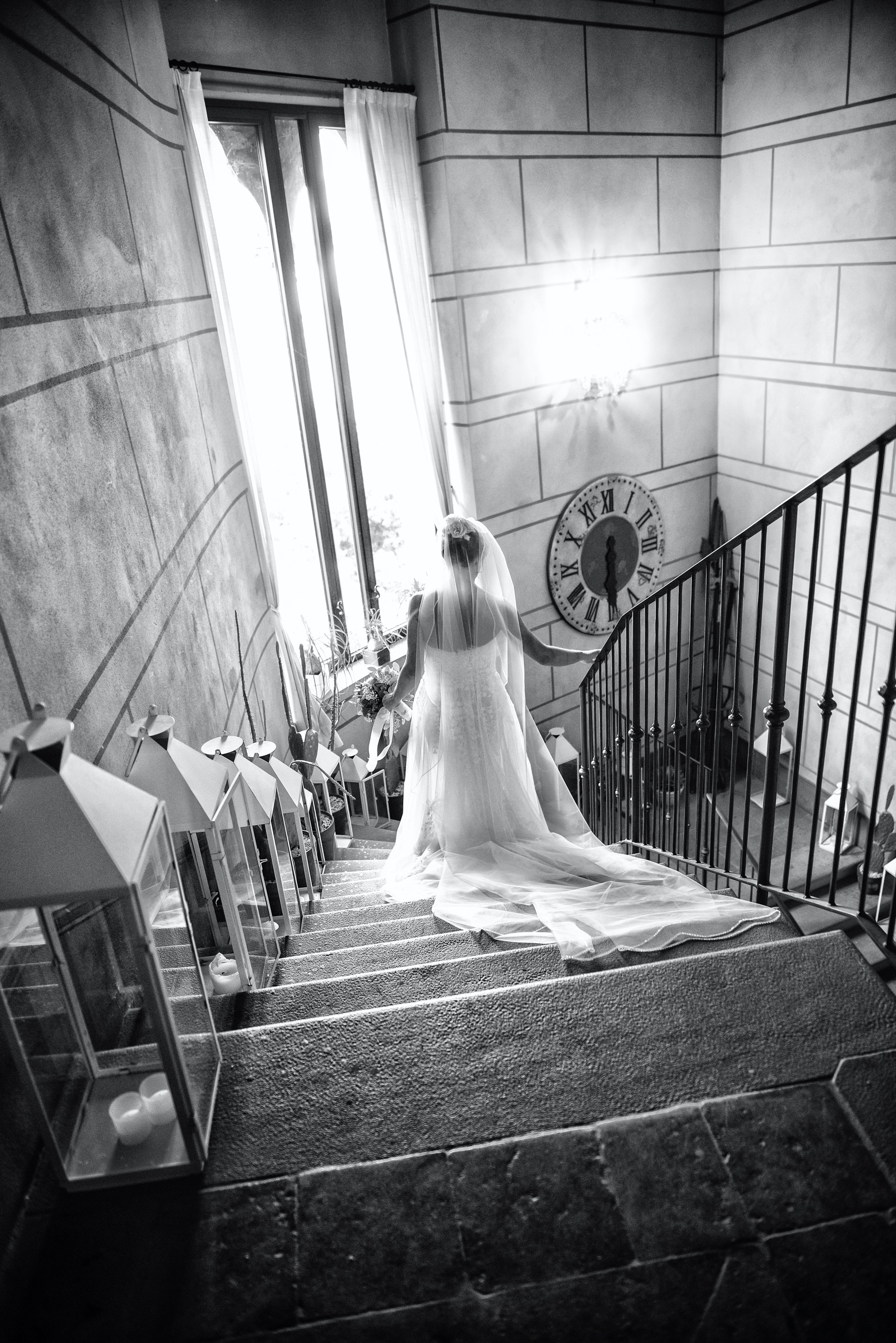 elisabetta-rosso-wedding-castello-di-marna-scalinata-sposa-ingresso