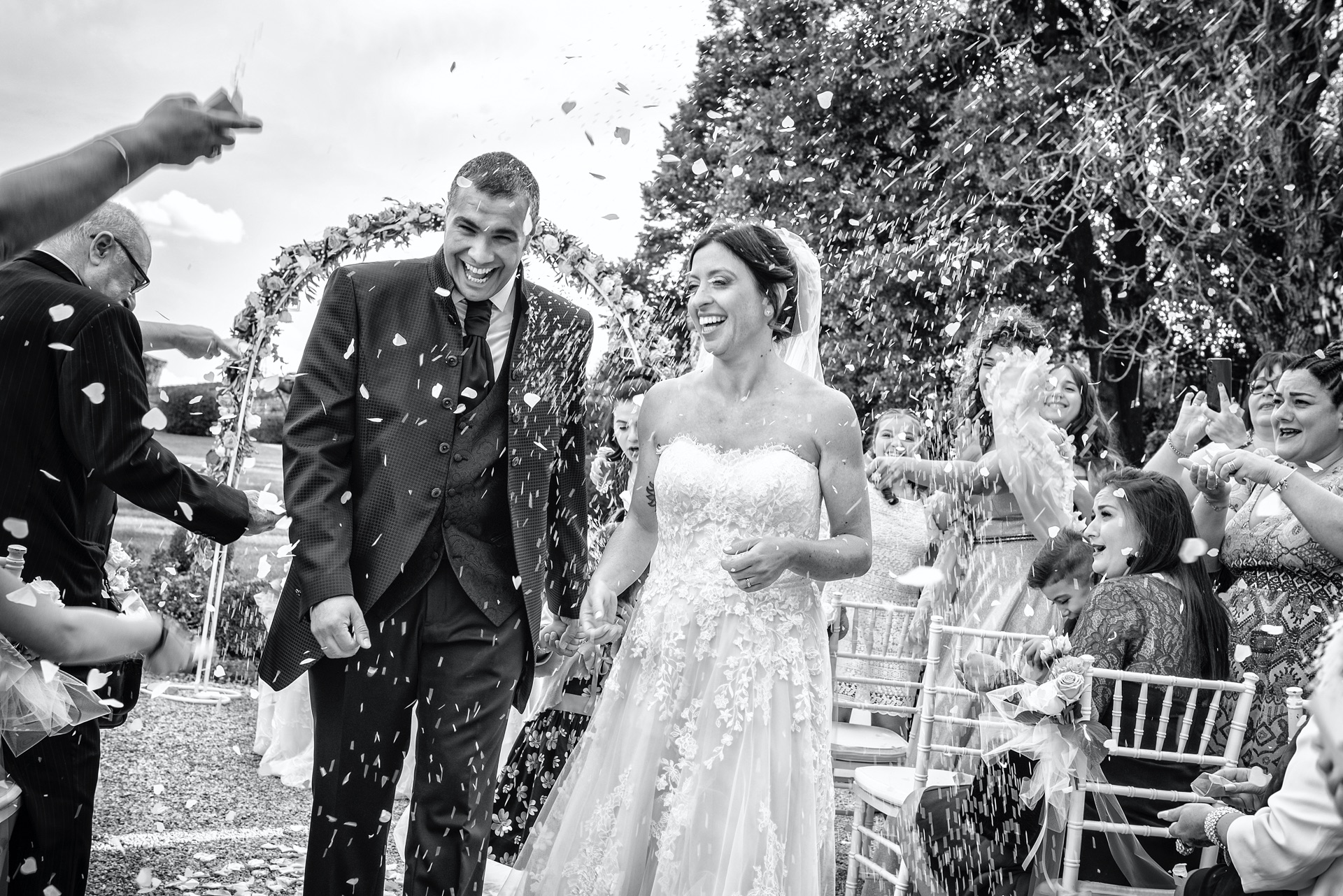 elisabetta-rosso-wedding-castello-di-marna-sposi-sorrisi-riso-petali