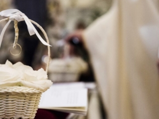 fotografa-matrimonio-wedding-reportage-leuca-puglia-dettaglio-anello-chiesa-2