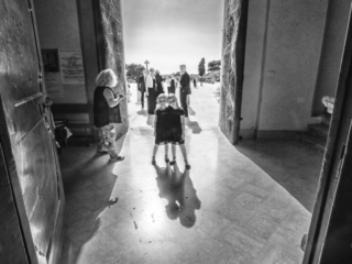 fotografa-matrimonio-wedding-reportage-leuca-puglia-ingresso-chiesa-santuario-gemelle