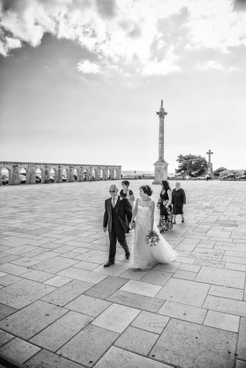 fotografa-matrimonio-wedding-reportage-leuca-puglia-ingresso-sposi-santuario