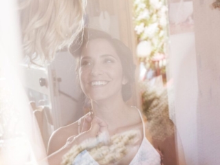 fotografa-matrimonio-wedding-reportage-leuca-puglia-preparazione-sposa-riflessi-vetro