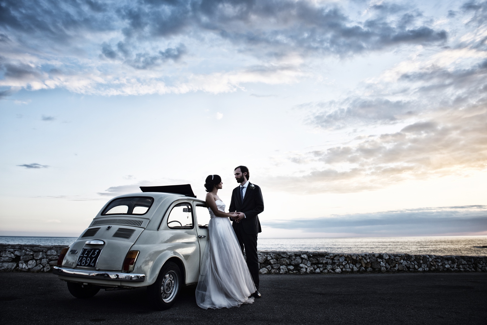 fotografa-matrimonio-wedding-reportage-leuca-puglia-sposa-macchina-tramonto-romantico