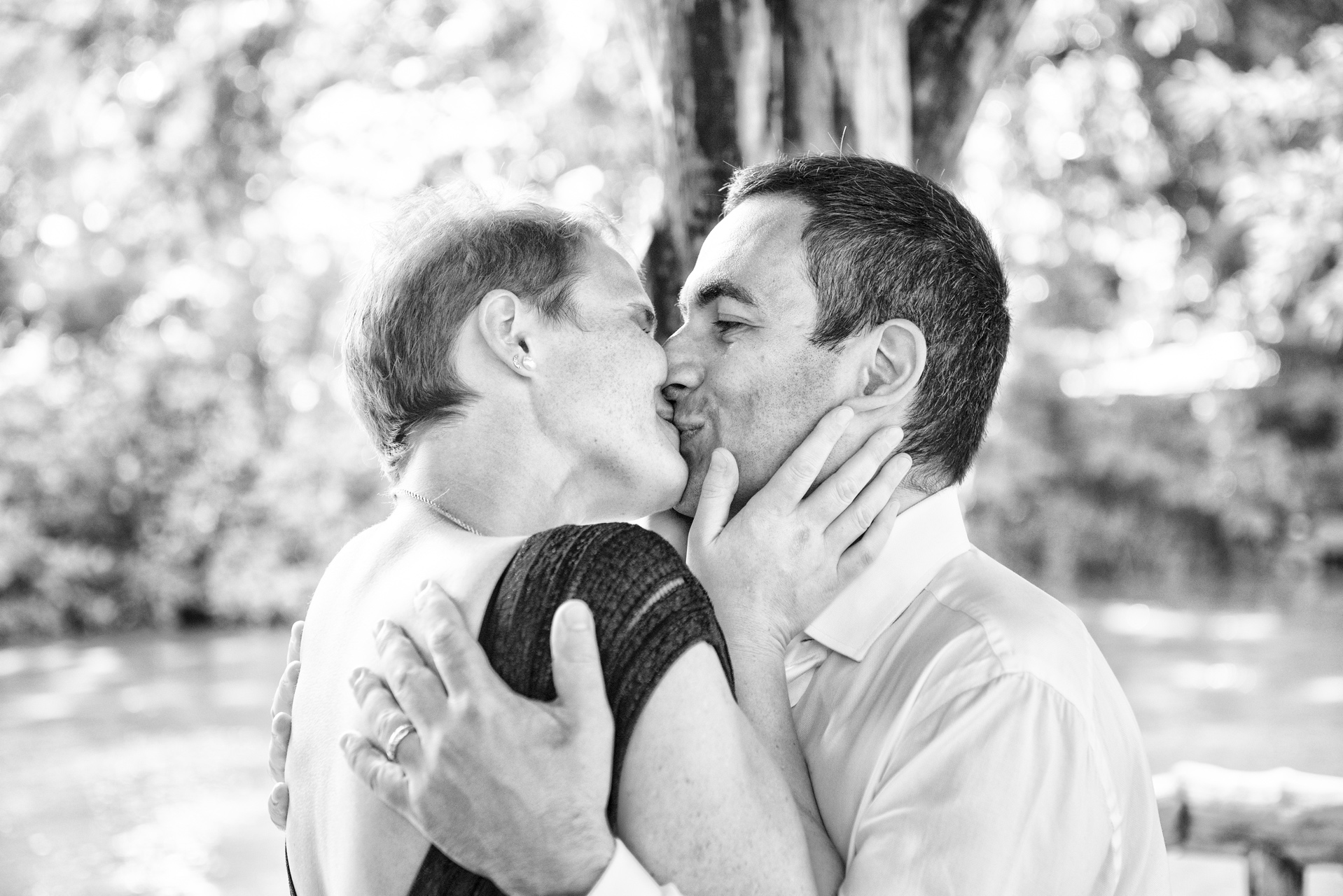 fotografo-matrimonio-torino-new-york-wedding-central-park-bacio-romantico-sposi-bianco-e-nero