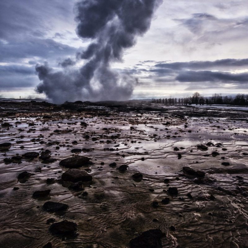 Gyser in Islanda - vapore e terreno